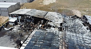 Sucuk fabrikası yangın sonrası enkaza döndü