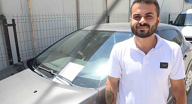 Sürttüğü aracın sahibini bulamayınca ön cama 'Arabaya hafif sürttüm, lütfen bana ulaşın' notunu bıraktı