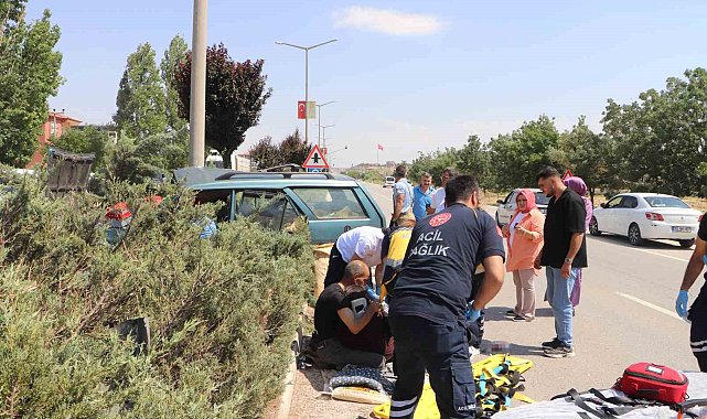 Sürücü, kazada yaralanan eşine sarılarak başında bekledi