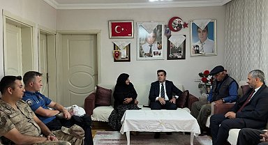 Susuz Kaymakamı Öztürk'ten şehit ailesine anlamlı ziyaret