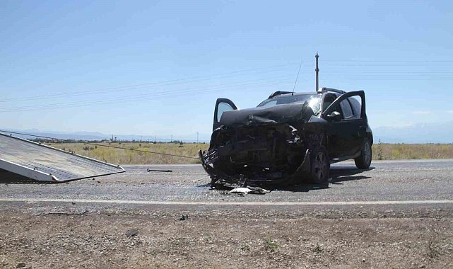 SUV araçlar kafa kafaya çarpıştı: 9 yaralı