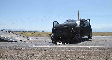 SUV araçlar kafa kafaya çarpıştı: 9 yaralı