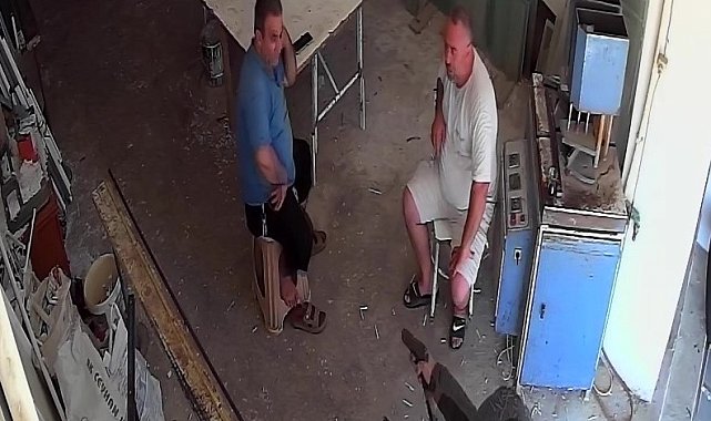 Taburede otururken silahlı saldırıya uğradı: O anlar kamerada