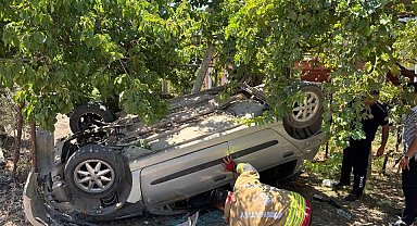 Takla atarak bahçeye uçan otomobilin sürücüsü yaralandı