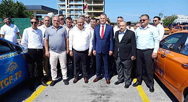 Taksiciler tarafından düzenlenen "15 Temmuz Korteji" Atatürk Havalimanı'na doğru yola çıktı