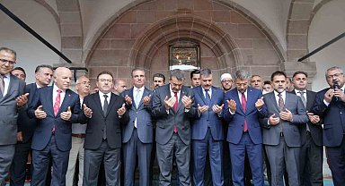 Tarihi Fetih Camii restorasyonun ardından ibadete açıldı
