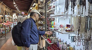 Tarihi külliyedeki lüle taşı stantlarında turist hareketliliği