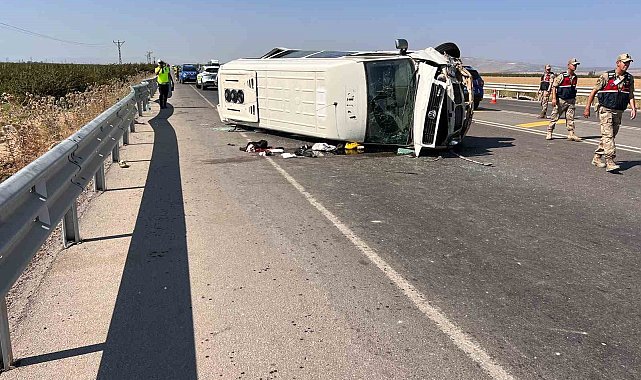 Tarım işçilerini taşıyan minibüs devrildi: 1'i ağır 5 yaralı