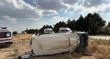 Tarım işçilerini taşıyan minibüs devrildi: 17 yaralı