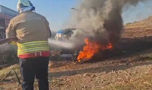 Tarla sürerken yanmaya başlayan traktör kullanılamaz hale geldi