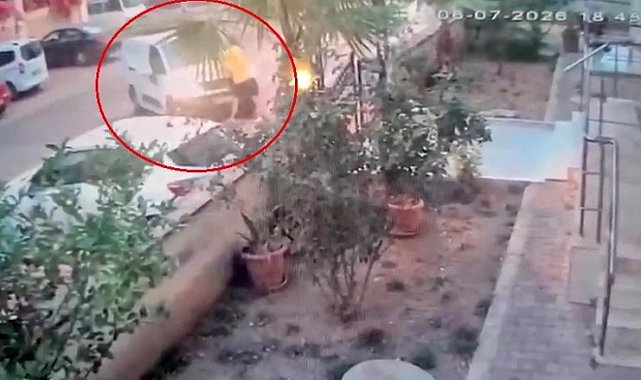 Tartıştığı kişinin üzerine aracı sürüp kapıya sıkıştırdı: O anlar kameraya yansıdı