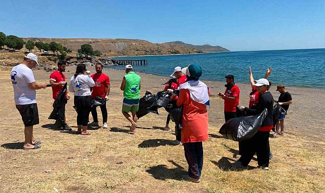 Tatvan'da anlamlı 15 Temmuz etkinliği: Hem şehitler anıldı hem de Van Gölü kıyısı temizlendi