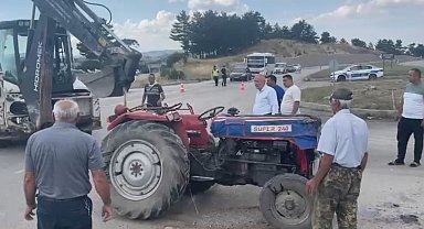 Tavşanlı'da otomobil ile traktör çarpıştı: 3 yaralı