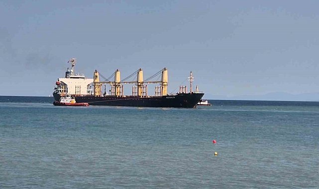 Tekirdağ açıklarında karaya oturan yük gemisini kurtarma çalışmaları sürüyor