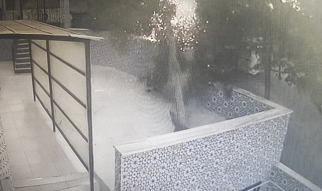 Tekirdağ'da tırın çarptığı elektrik direği cami avlusuna devrildi: O anlar kameraya yansıdı