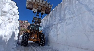 Temmuz ayında 6 metrelik karda yol açma çalışması