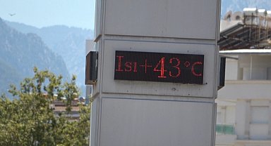 Termometrelerin 43 dereceyi gösterdiği Antalya'da sahiller doldu