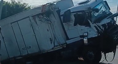 Tır bariyerlere çarpıp devrildi: Sürücü yaralandı