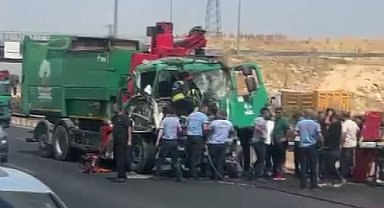 Tıra arkadan çarpan çöp kamyonunun sürücüsü ağır yaralandı