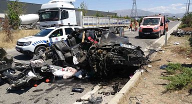 Tıra arkadan çarpan otomobil hurdaya döndü: 1 yaralı