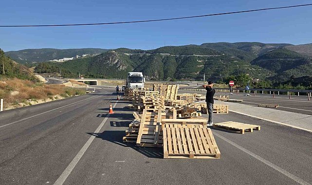 Tırın üzerinden yola savrulan ahşap paletler sürücülere zor anlar yaşattı