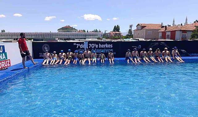 Tomarza'da Yaz Spor Okulları'nda yüzme heyecanı devam ediyor