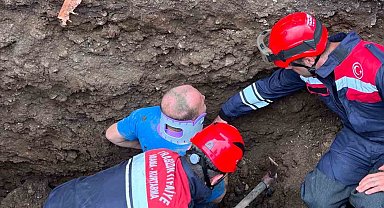 Trabzon'da belden aşağısı toprak altında kalan işçiyi itfaiye ekipleri kurtardı