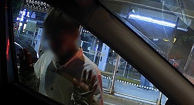 Trafik ışıklarında araçlara 'yapışan' çocuklar araç kamerasına yansıdı