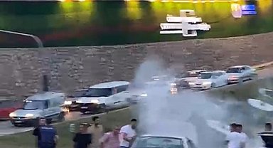 Trafik ışıklarında bekleyen otomobilden dumanlar yükseldi