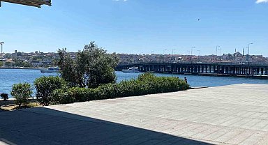Tur teknesi köprünün ayağına çarptı, dengesini kaybeden personel suya düştü