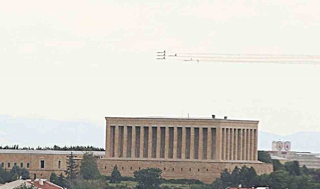 Türk Yıldızları'ndan Ankara semalarında prova uçuşu