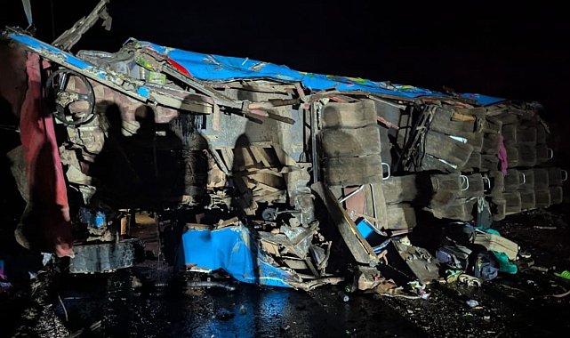 Uganda'da öğrenci otobüsü devrildi: 21 ölü