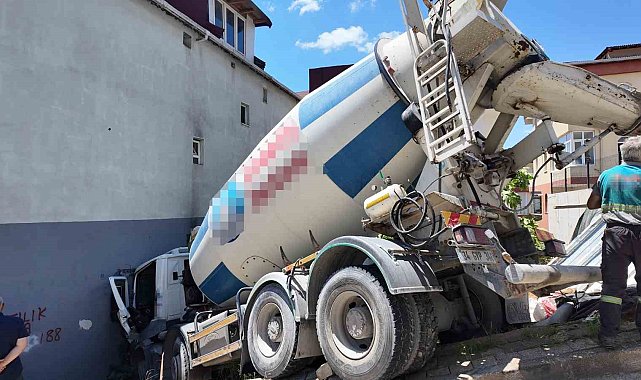 Ümraniye'de beton mikseri binaya çarptı: 1 yaralı