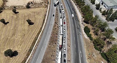 Uşak'ta çekici üzerindeki domates yüklü kamyon yola devrildi
