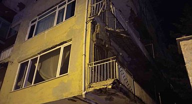 Üsküdar'da dört katlı binanın balkonu çöktü