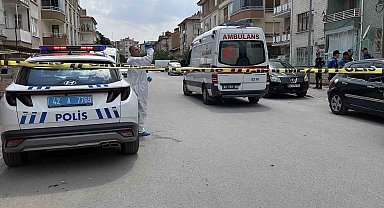 Üvey annesi ile kız kardeşinin boğazını keserek öldürdü