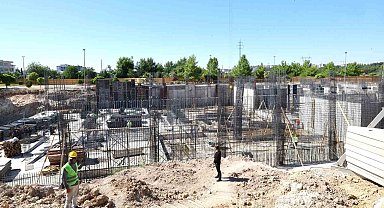 Vali Küçük, yapımı süren kültür merkezinde incelemelerde bulundu