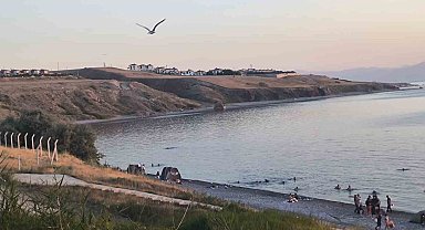 Van'da mavi bayraklı sahilde 'siyah' alarm