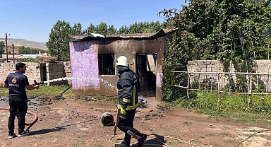 Van'ın Tuşba ilçesinde odunluk yangını