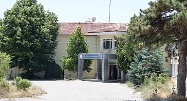 Vandallar, eski fizik tedavi merkezinin duvarlarına sprey boyalarla yazı yazdı