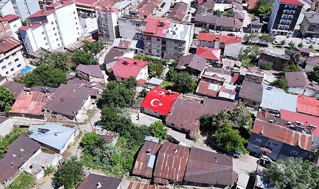 Vatan sevgisini evinin çatısına işledi