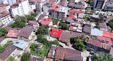 Vatan sevgisini evinin çatısına işledi