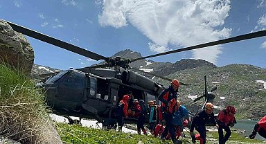 Verçenik Dağı'nda nefes kesen kurtarma: Yaralı kadın dağcı saatler süren operasyonla helikoptere ulaştırıldı