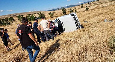 Vezirköprü'de otomobil tarlaya uçtu: 2 yaralı
