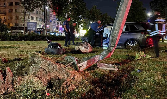 Virajı alamayan SUV tarzı araç aydınlatma direğini yerinden söktü: 1 yaralı
