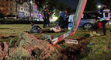 Virajı alamayan SUV tarzı araç aydınlatma direğini yerinden söktü: 1 yaralı