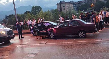 Yağışlı yolda iki otomobil çarpıştı: 4 yaralı