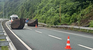 Yamaçtan kopan dev kayalar Karadeniz Sahil Yolu'na düştü
