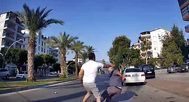 Yaşlı adamın yere düştüğü yumruklu trafik kavgasının yeni görüntüleri ortaya çıktı