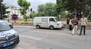 Yaya geçidinde duramayan minibüs, anneanne ve torununa çarptı